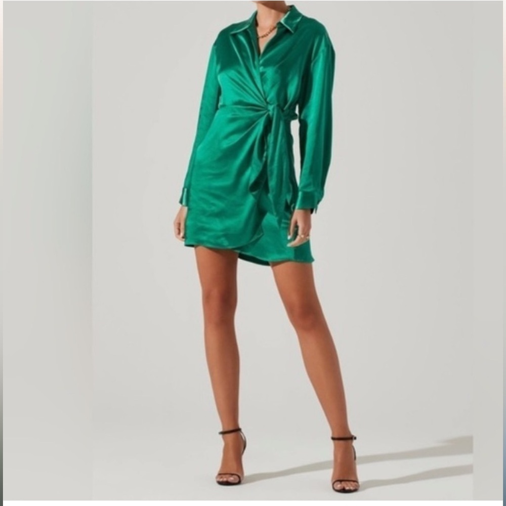 NWT ASTR Satin Wrap Point Collar Kelly Green Mini Dress Size XS